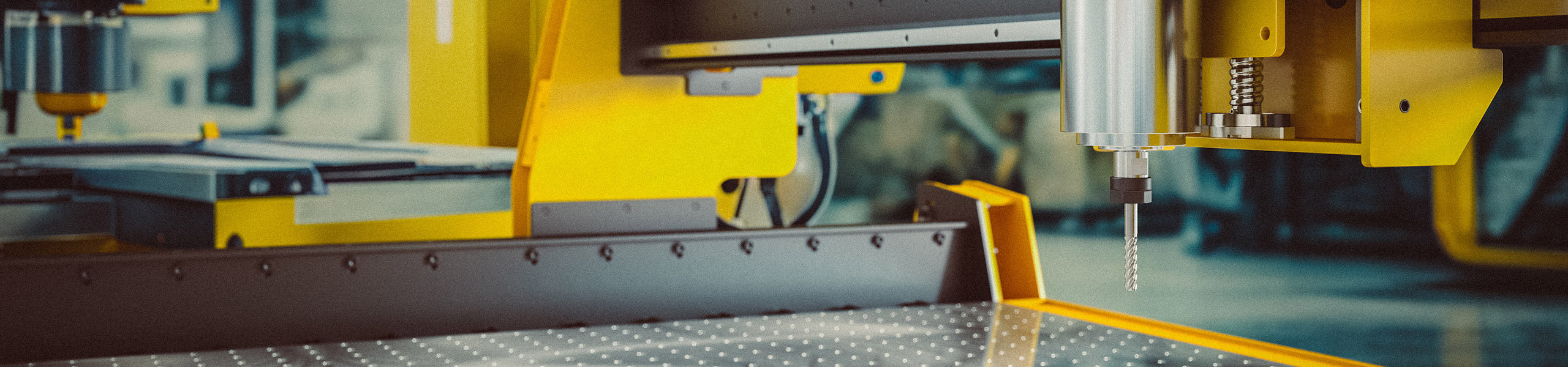 KUTEK EK501 vārpstas instrumenta turētāja, frēzes un stiprinājumu galda tuvplāns